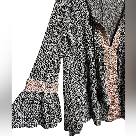 Alter’d state size medium top with draw string collar, butterfly sleeves - Picture 5 of 6